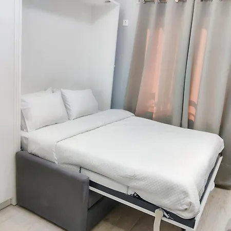 Pretty Petitie Fully Equipped Center Apartment *
