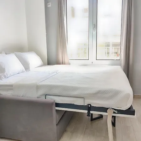 Pretty Petitie Fully Equipped Center Apartment *