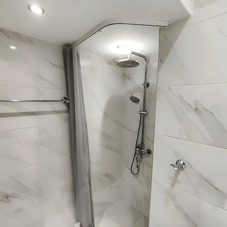 Pretty Petitie Fully Equipped Center Apartment *