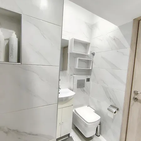 Pretty Petitie Fully Equipped Center Apartment